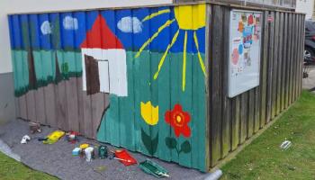 In den Osterferien wurde der Zaun vor dem Quartierstreff Rhumeviertel bunter. | Foto: Caritas