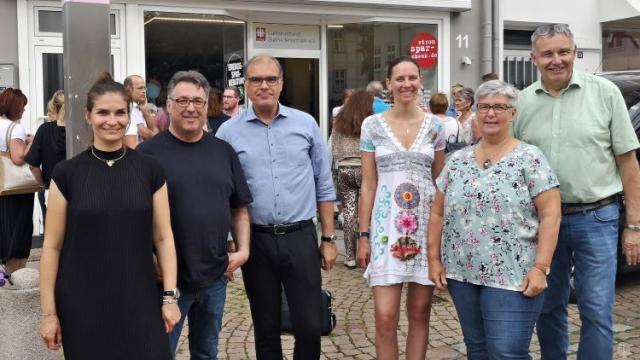 Feiern die geglückte Eröffnung der neuen Caritas-Kontaktstelle Duderstadt (v.l.): Isabel Lubojanski, Thomas Heek, Holger Gatzenmeyer, Anika Linke, Anne Hoffmann, Ralf Regenhardt. | Foto: Claudia Nachtwey Feiern die geglückte Eröffnung der neuen Caritas-Kontaktstelle Duderstadt (v.l.): Isabel Lubojanski, Thomas Heek, Holger Gatzenmeyer, Anika Linke, Anne Hoffmann, Ralf Regenhardt. | Foto: Claudia Nachtwey