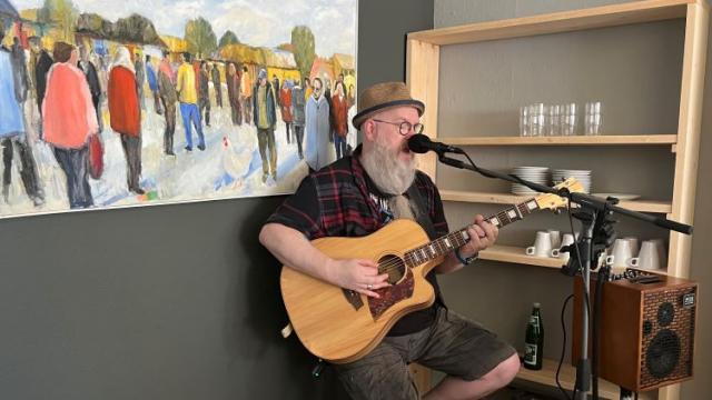 Zur Eröffnung musizierte Andreas Leinemann in der neuen Caritas-Kontaktstelle Duderstadt. | Foto: Isabel Lubojanski Zur Eröffnung musizierte Andreas Leinemann in der neuen Caritas-Kontaktstelle Duderstadt. | Foto: Isabel Lubojanski