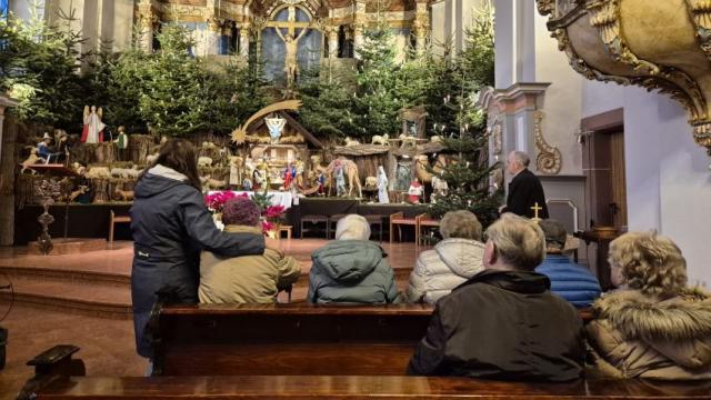 Die Tagespflege Duderstadt besichtigte die Krippe in der Pfarrkirche St. Laurentius in Gieboldehausen. | Foto: Caritas